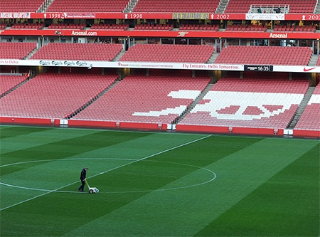 Nhân viên sân Emirates chăm sóc mặt cỏ trước giờ bóng lăn