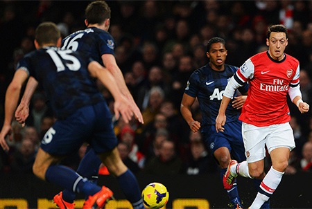 Mặc dù bị hàng thủ MU kèm cặp chặt nhưng Ozil vẫn hoạt động hiệu quả