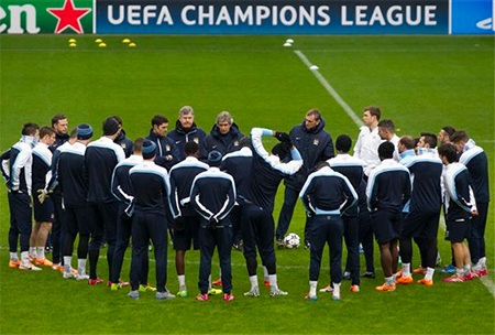 Pellegrini chỉ dẫn các học trò trước khi buổi tập bắt đầu