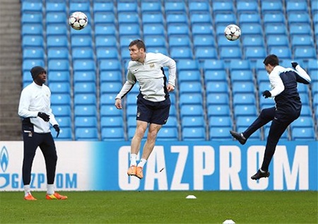 Các cầu thủ tập luyện khả năng không chiến