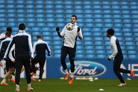 Các cầu thủ chủ nhà tập luyện rất nghiêm túc