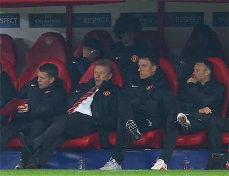 Moyes thể hiện sự chán nản trên băng ghế chỉ đạo