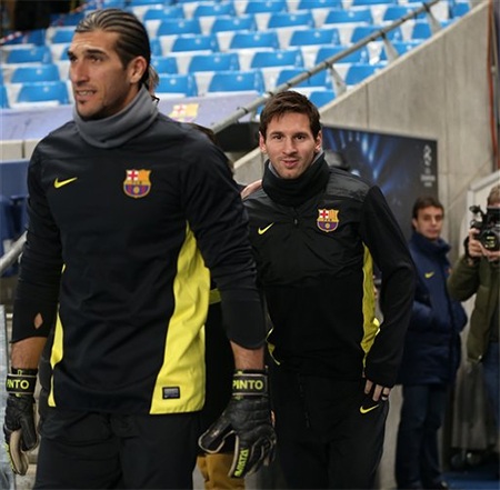 Barcelona sẵn sàng đối đầu với thời tiết ẩm ướt ở Anh