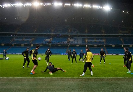 Khi các cầu thủ đang tập, trời bắt đầu đổ mưa