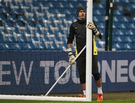 Chốt chặn Victor Valdes kiểm tra khung thành trước khi tập