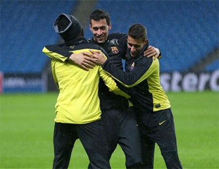 Busquet trêu đùa các đồng đội