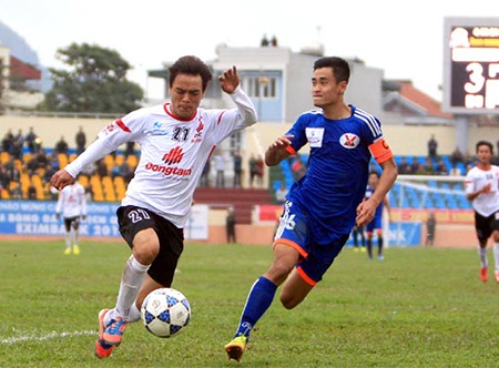 Các cầu thủ Than Quảng Ninh (áo xanh) đang đấu dịu với CLB