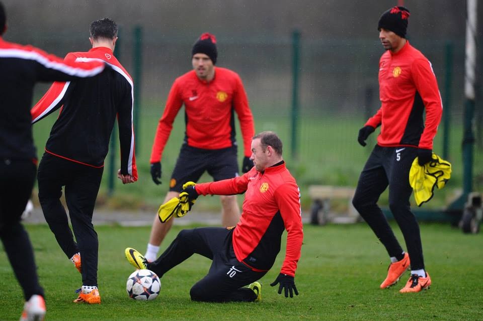 MU “tươi rói” trước trận chiến “sinh tử” với Olympiacos - 4 Rooney trong pha tranh bóng với Van Persie