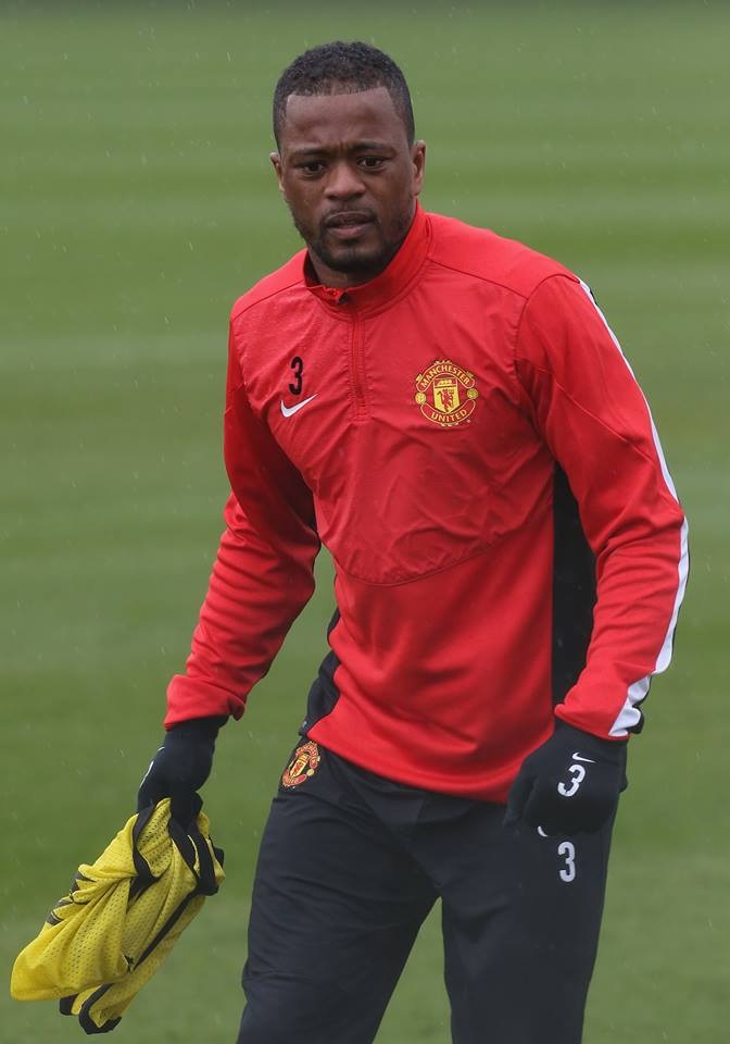 MU “tươi rói” trước trận chiến “sinh tử” với Olympiacos - 3 Hậu vệ Patrice Evra chăm chú vào việc tập luyện