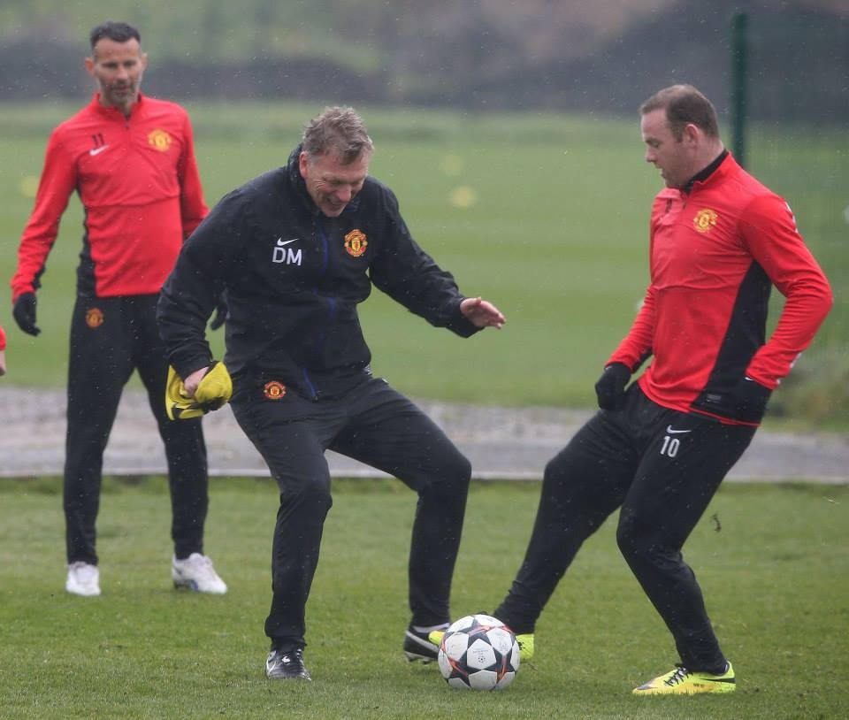 MU “tươi rói” trước trận chiến “sinh tử” với Olympiacos - 2 Các cầu thủ MU khởi động để bước vào buổi tập cuối trước trận gặp Olympicos