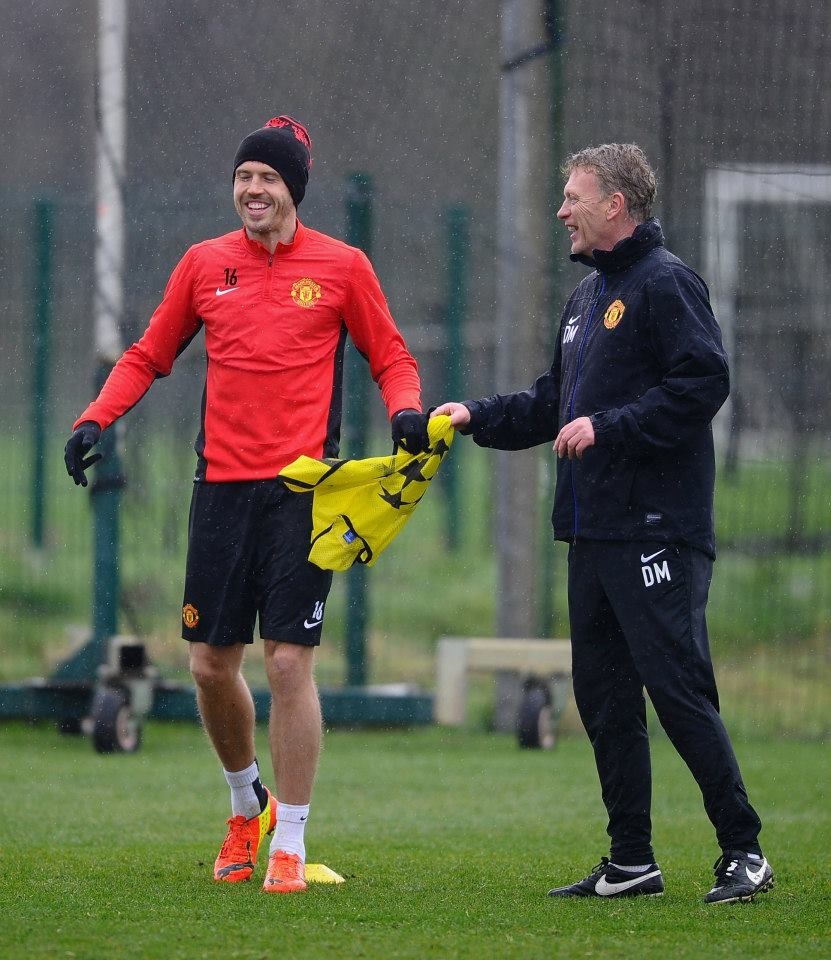 MU “tươi rói” trước trận chiến “sinh tử” với Olympiacos - 5 Moyes cười đùa vui vẻ cùng Carrick