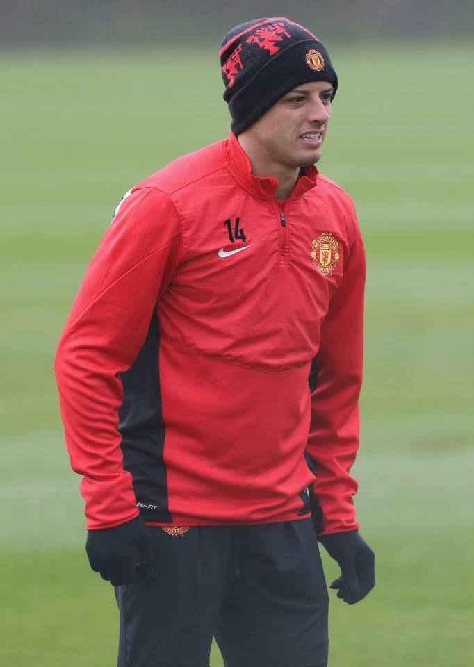 MU “tươi rói” trước trận chiến “sinh tử” với Olympiacos - 6 Tiền đạo Chicharito vẫn tập luyện miệt mài với hi vọng có được cơ hội ra sân