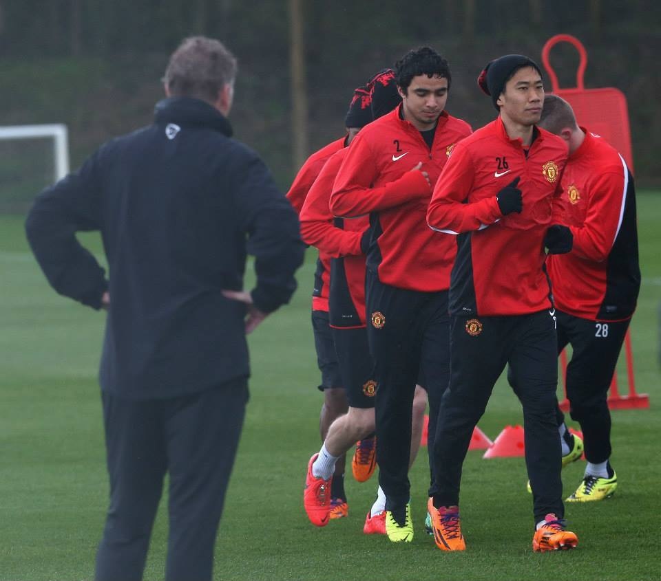 MU “tươi rói” trước trận chiến “sinh tử” với Olympiacos - 1 Các cầu thủ MU khởi động để bước vào buổi tập cuối trước trận gặp Olympicos
