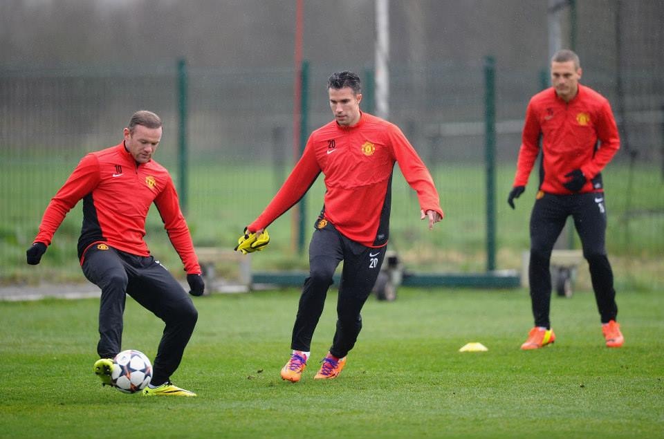 MU “tươi rói” trước trận chiến “sinh tử” với Olympiacos - 8 Van Persie, Vidic và Rooney trên sân tập