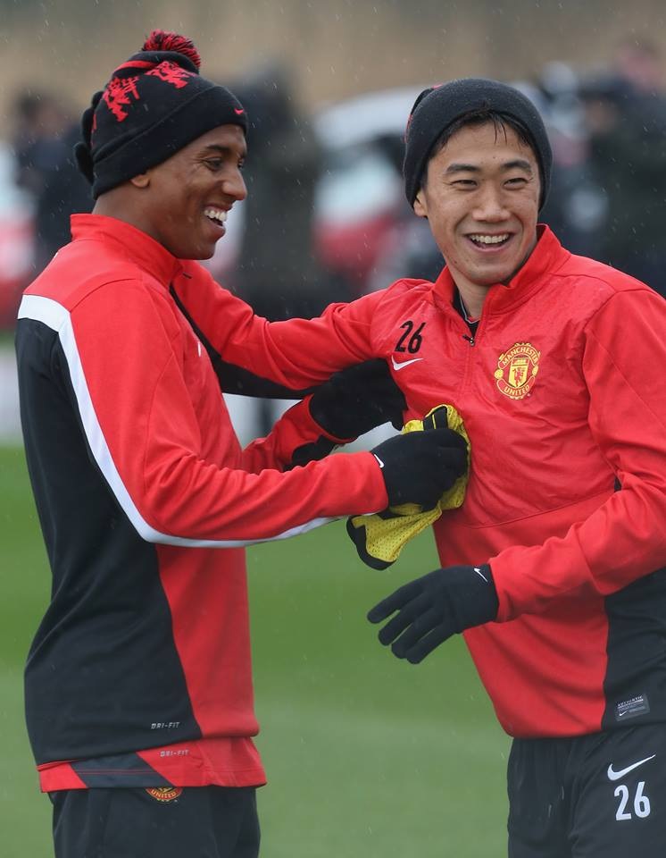 MU “tươi rói” trước trận chiến “sinh tử” với Olympiacos - 9 Young và Kagawa rất vui vẻ đùa vui bên nhau