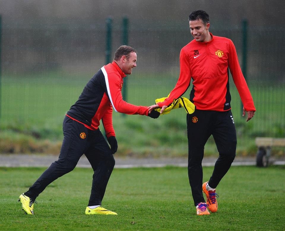 MU “tươi rói” trước trận chiến “sinh tử” với Olympiacos - 10 Young và Kagawa rất vui vẻ đùa vui bên nhau