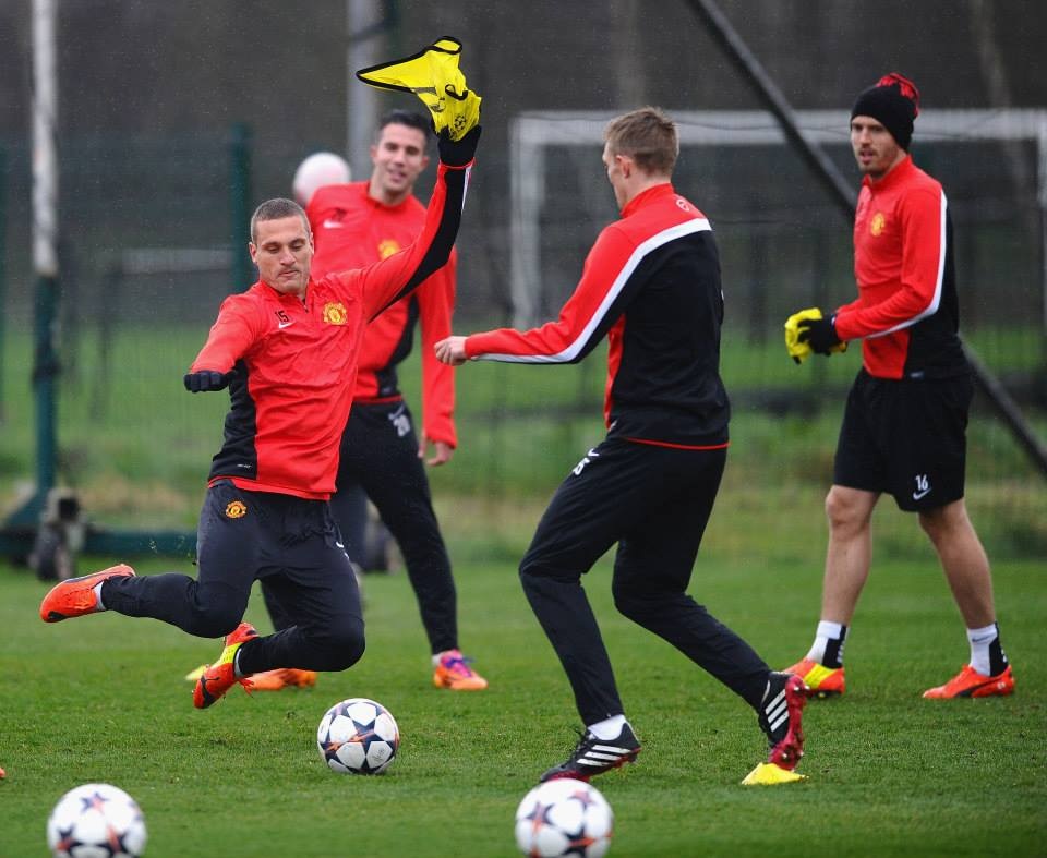 MU “tươi rói” trước trận chiến “sinh tử” với Olympiacos - 11 Vidic rất quyết tâm ngăn cản pha đi bóng của Fletcher