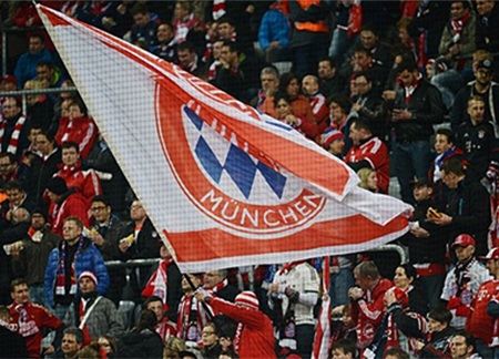 Cổ động viên Bayern Munich cổ vũ đội nhà rước giờ bóng lăn