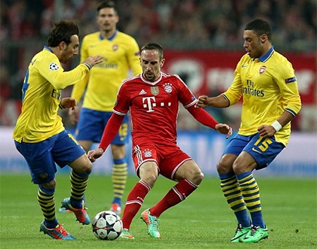 Cổ động viên Bayern Munich cổ vũ đội nhà rước giờ bóng lăn