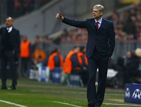 Wenger thúc giục học trò xông lên. Arsenal rất khó khăn trong việc triển khai tấn công