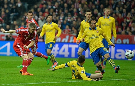 Phút 54, Schweinsteiger nhận đường chuyền ngang của Ribery