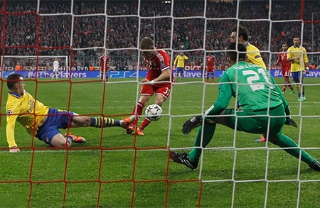 Cú sút bằng mu bàn chân của anh khiến Fabianski không thể cản phá