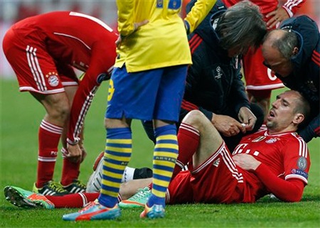 Ribery nằm sân sau pha phạm lỗi của Vermaelen