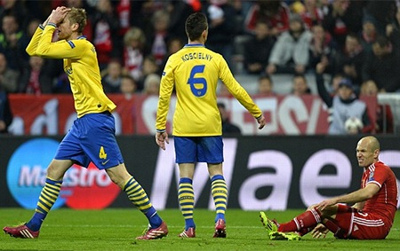 Phút bù giờ thứ nhất, Koscielny làm Robben ngã trong vòng cấm, trọng tài thổi phạt đền