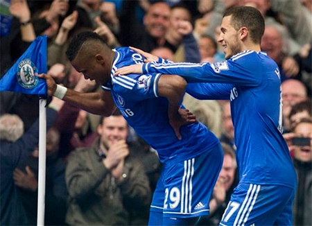 Eto’o, Demba Ba giúp Chelsea “tiêu diệt gọn” Tottenham