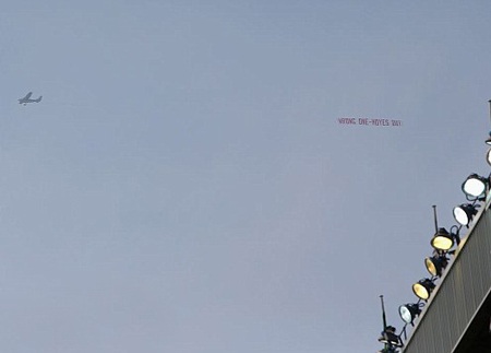 Biểu ngữ đòi sa thải Moyes bay trên bầu trời Old Trafford - 1 Phù Sa