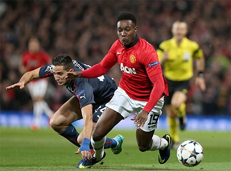 Moyes sử dụng đội hình tấn công với 3 tiền đạo. Vì thế Welbeck có cơ hội ra sân từ đầu