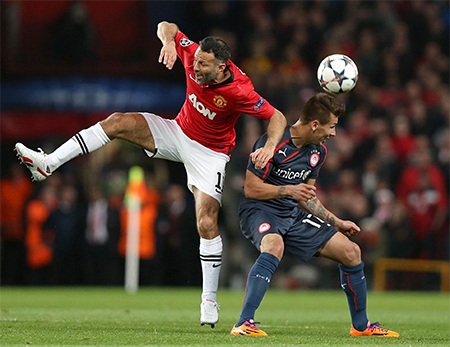 Giggs bất ngờ có tên trong đội hình xuất phát. Anh đá cặp tiền vệ trung tâm với Carrick