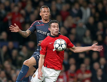 Giggs bất ngờ có tên trong đội hình xuất phát. Anh đá cặp tiền vệ trung tâm với Carrick