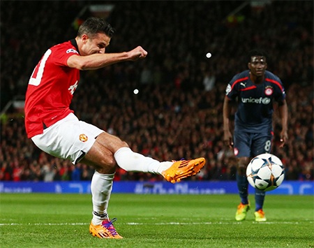 Van Persie thực hiện sút phạt, anh không đánh lừa được thủ thành đối phương...