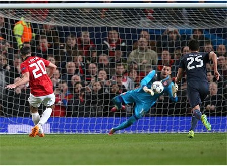 Van Persie thực hiện sút phạt, anh không đánh lừa được thủ thành đối phương...