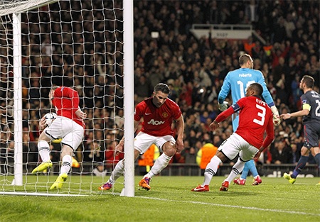 Van Persie thực hiện sút phạt, anh không đánh lừa được thủ thành đối phương...