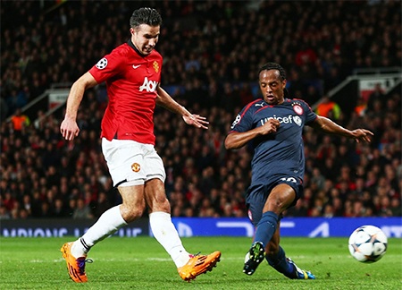 Phút cuối hiệp 1, Van Persie đệm bóng tung lưới đối phương