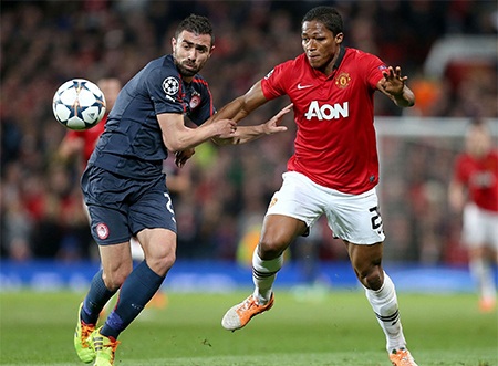 Valencia bị sưng húp một bên mắt do va chạm với đối phương, nhưng anh vẫn chiến đấu rất nhiệt tình