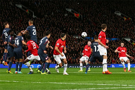 Phút 52, Van Persie sút bóng vượt qua hàng rào ghi bàn thắng thứ 3 cho MU