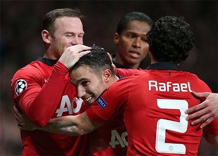 Các cầu thủ MU chia vui cùng Van Persie. Tỉ số 3-0 giúp MU thắng chung cuộc 3-2.