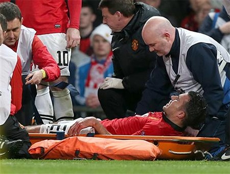 Van Persie phải rời trận đấu bằng càng ở phút 89, nhưng chấn thương của anh không nghiêm trọng