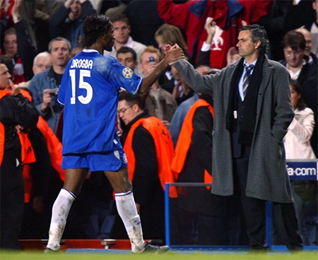 Drogba ăn mừng sau khi ghi bàn mở tỉ số vào lưới Newcastle ở tứ kết League Cup