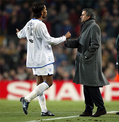 Drogba phân bua với Mourinho khi anh phải nhận thẻ đỏ trong trận chiến với Barcelona