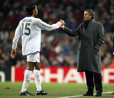 Drogba phân bua với Mourinho khi anh phải nhận thẻ đỏ trong trận chiến với Barcelona