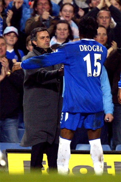 Drogba phân bua với Mourinho khi anh phải nhận thẻ đỏ trong trận chiến với Barcelona