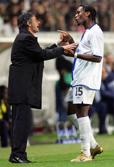 PSG - Chelsea: Kí ức 10 năm - 1 Drogba chia vui với Mourinho khi ghi bàn thắng ấn định chiến thắng 3-0 cho Chelsea ở Paris năm 2004