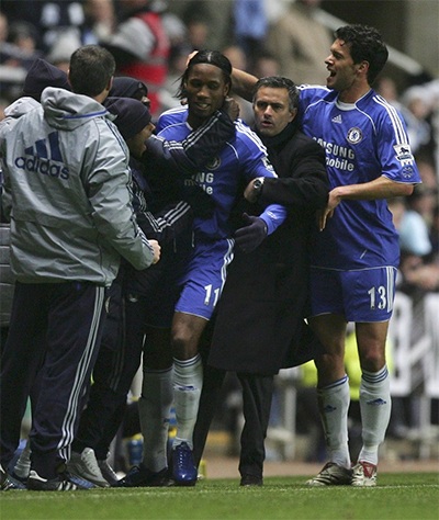 Drogba ăn mừng sau khi ghi bàn mở tỉ số vào lưới Newcastle ở tứ kết League Cup