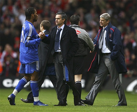 Drogba ăn mừng sau khi ghi bàn mở tỉ số vào lưới Newcastle ở tứ kết League Cup