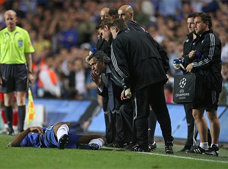 Drogba phân bua với Mourinho khi anh phải nhận thẻ đỏ trong trận chiến với Barcelona