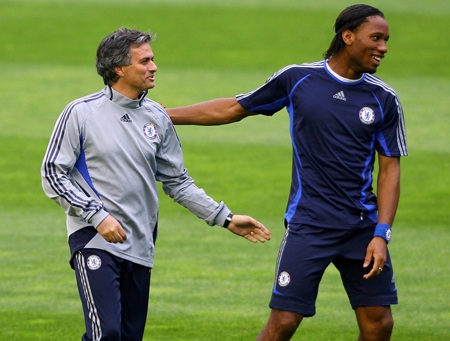 Mourinho cười đùa với Drogba trên sân tập trước trận gặp Valencia ở tứ kết Champions League 2007